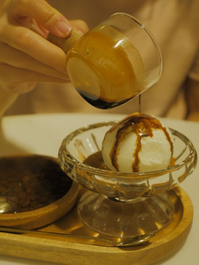 白色和風Cafe，外脆內軟的軟殼蟹意粉 