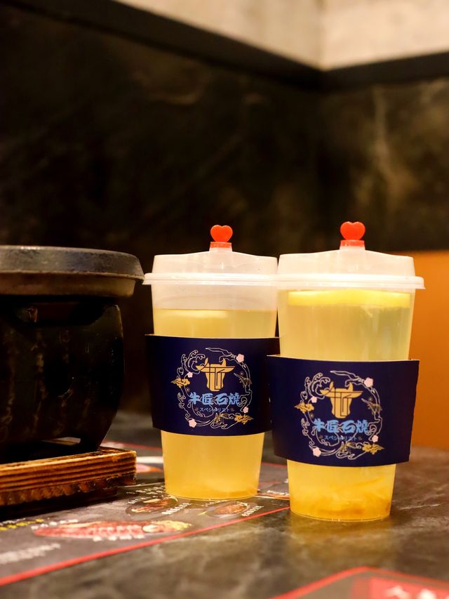 石燒牛舌超級正！燒幾熟自己話事🥰  經過呢間餐廳幾次都話想試吓， 今日終於有時間同蝦子餅一齊嚟食  主要係見到佢有個石燒牛，好似好吸引 之前喺日本食過，食過返尋味 所以我哋都好懷念  鹽蔥薄切牛舌 