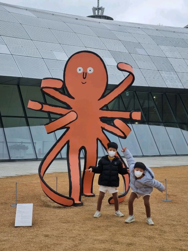 야외에도 전시된 장 줄리앙전시 