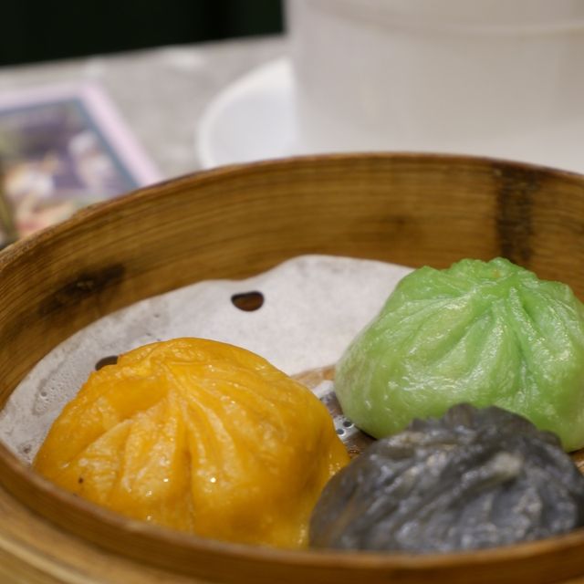 貼地價龍蝦荷葉飯和點心 