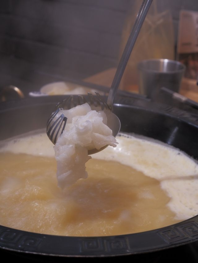 金黃雞湯火鍋，必吃鹹蛋黃響玲 