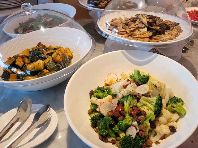 Lunch Buffet at IFC ~ Isola Bar🍻 & Grill 🥩😄