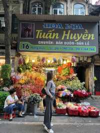 The flower market street in Hanoi🇻🇳📍