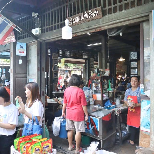 "ตลาดมีชีวิต บนถนนเลียบนที"