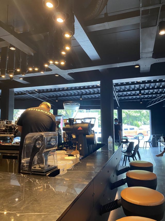 “Bottomless”🖤 คาเฟ่สุดเท่ ย่านนนทบุรี📍 “Bottomless”🖤 คาเฟ่สุดเท่ ย่านนนทบุรี📍