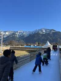 스위스의 만년설을 보면서 타는 이색 스케이트장
