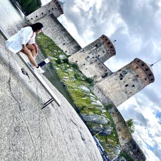 올라빈린나는 핀란드 사보일린나 시에 있습니다. 핀란드 수도 헬싱키에서 기차를 탈 수 있습니다. 올라빈나는 매우 아름다운 고성입니다. 내부에는 바, 커피숍, 레스토랑이 있습니다. 성의 각 지점으로 걸어갈 때 가이드가 있어 성의 중요성과 역사를 설명해 줍니다. 어느 지점이 어느 방인지 설명해 줄 것입니다. 내부에는 매우 아름다운 전망대가 있어 360도 전망을 감상할 수 있습니다. 꼭 방문해 보세요.