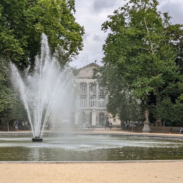 ブリュッセル王宮を望む癒やしスポット・ブリュッセル公園