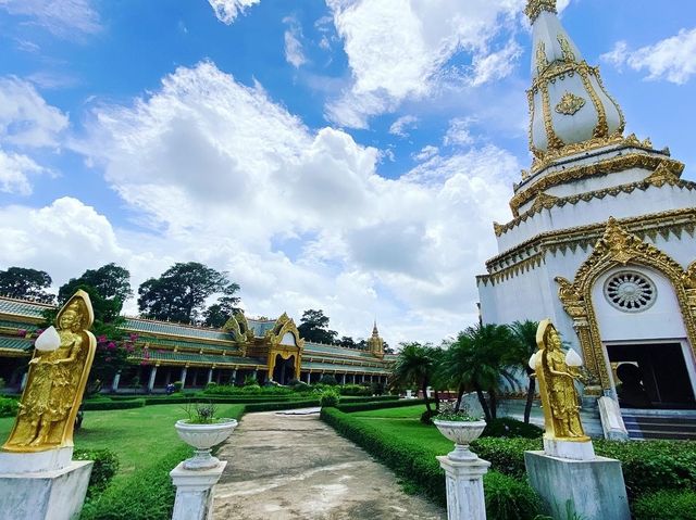 ไหว้พระขอพร พระบรมสารีริกธาตุ ผาน้ำย้อย