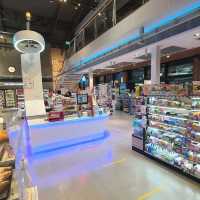芭提雅最大的7-Eleven旗艦店 節能環保遊輪外觀的多功能便利店