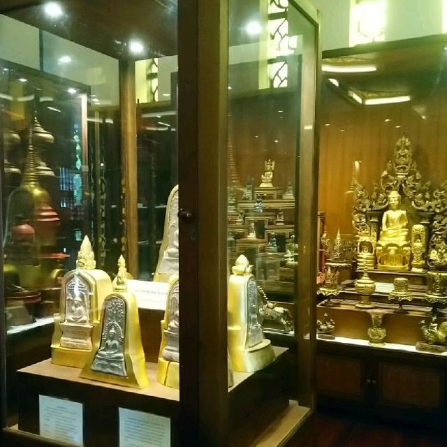 ชมพระพุทธรูป @พิพิธภัณฑ์โฮงหลวงแสงแก้ว