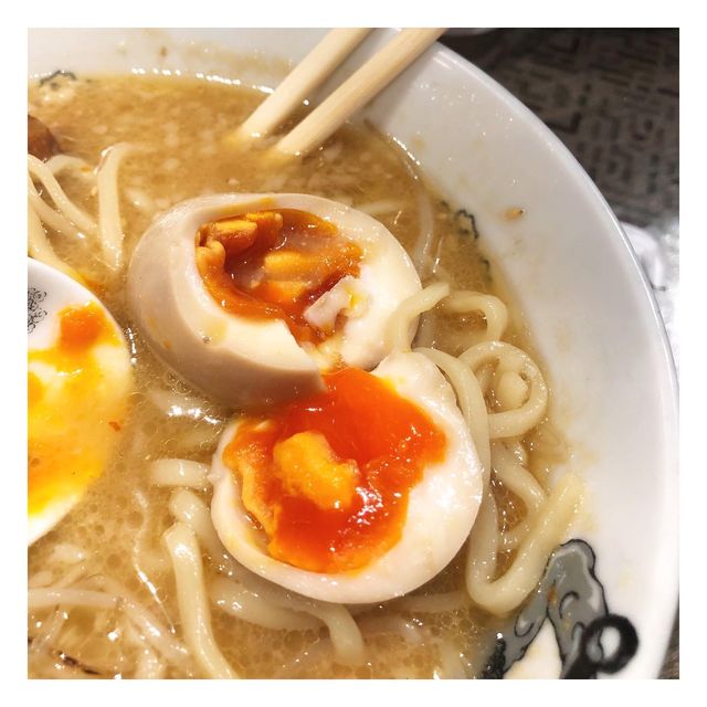 銅鑼灣特色暗黑風拉麵店