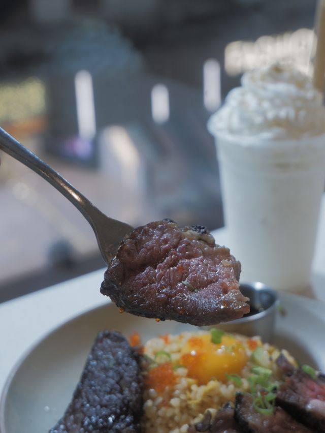 樓上白色Cafe，吃打卡梳乎厘 