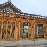 Bukchon Hanok Village and its famous BR🍦