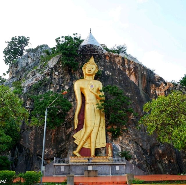 พระพุทธรูปปางลีลา ติดหินผา