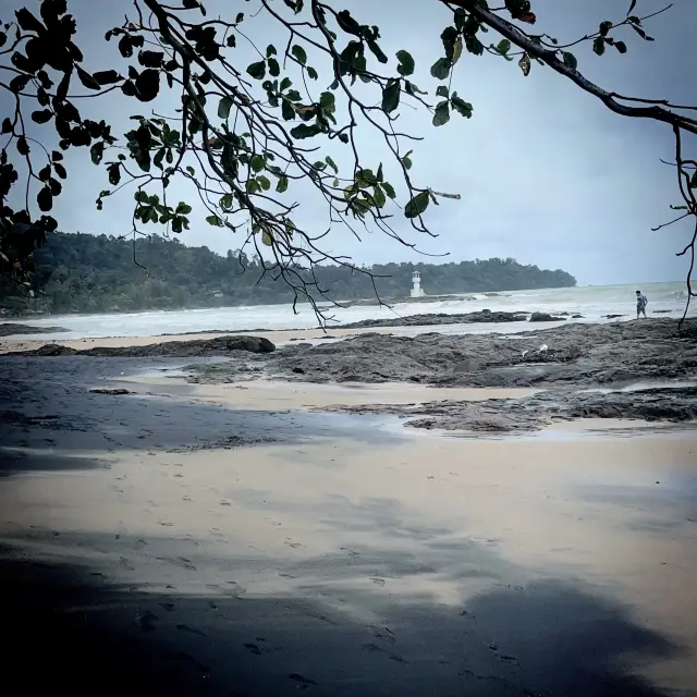 “หาดนางทอง” หาดทรายสีดำ