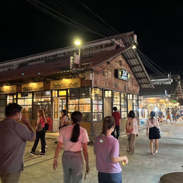 ตลาดนัดรถไฟ 🏪🚞