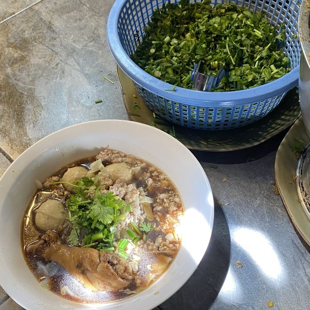 ร้านก๋วยเตี๋ยวลับเจ้าดังในเชียงใหม่ เก่ง-กิ๊ฟ