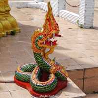 ชมโบสถ์สีแดง แสนงดงาม