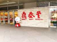 捷運🚇台北101站購物中心出口的裝置藝術🎨⚽️世界盃要開打囉❗️