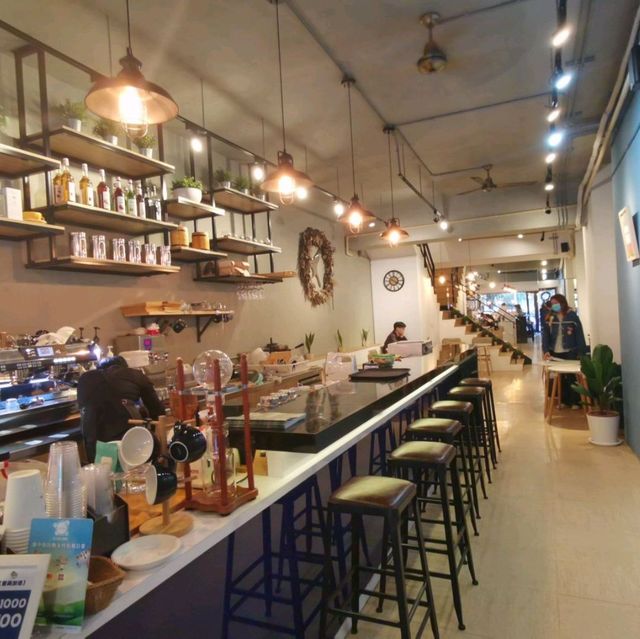 台中景觀咖啡館推薦～「Raven Coffee」超美咖啡拉花～寵物友善餐廳 