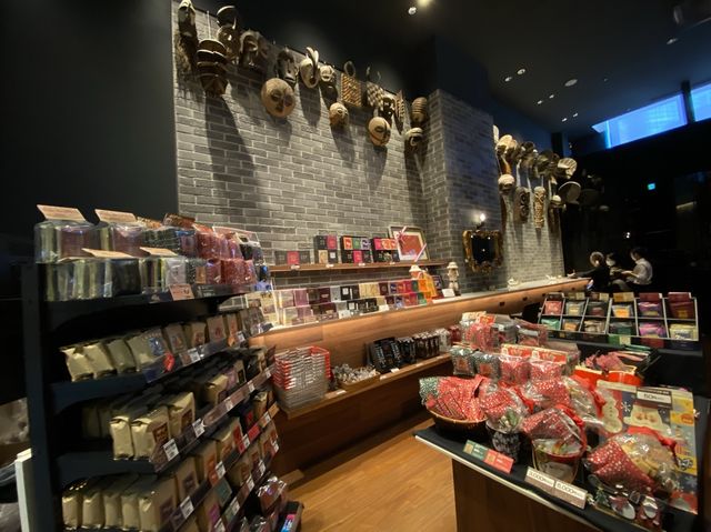 東京丸の内。KITTE『SAZA COFFEE』の真っ黒『SL ミルクレープ』