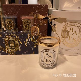 秋季紐約#境外遊 

秋天必須要來一次紐約 在第五大道走走停停 匆忙的行人和黃金色的落葉讓整個城市都靈動起來微微涼的天氣 一件毛衣足矣 

saks avenue的dyptique已經上新聖誕款蠟燭 跑馬燈實在太讓人喜愛了!#nyc #nycviews 

繼續走走看看 華燈初上 霓虹斑斕 這夜景也算是獨一份的美吧!

琉璃班的街道也彷彿在告訴人們:繼續探索 步履不停