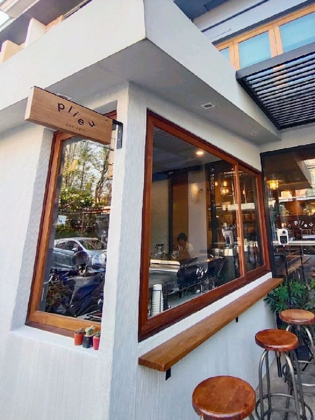 Plieu café สไตล์มินิมอล บรรยากาศอบอุ่น 