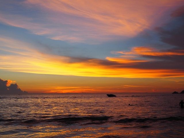 🌅เดินเล่นชิลๆ รอดูพระอาทิตย์ตกดินที่หาดป่าตอง