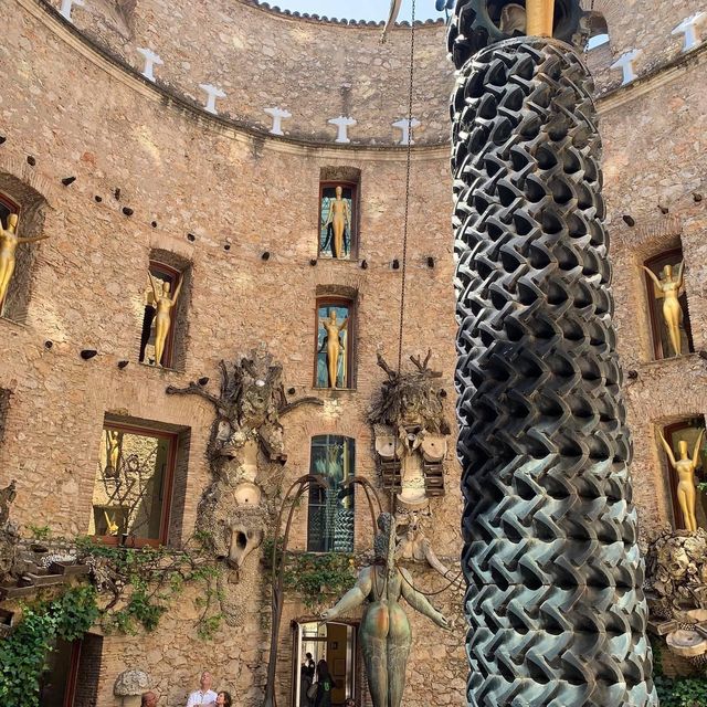 ชมผลงานศิลปะของ Dali ที่เมือง Figueres
