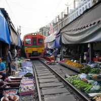 【タイ🇹🇭】線路を鉄道が通過！メークロン線路市場