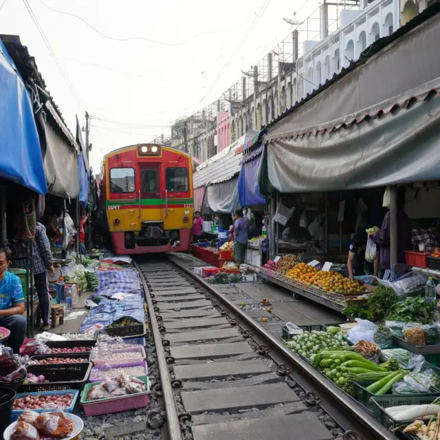 【タイ🇹🇭】線路を鉄道が通過！メークロン線路市場