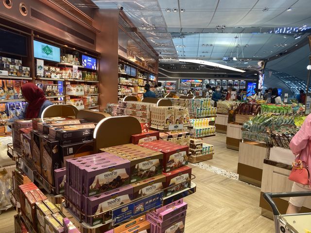 曼谷機場超大免稅店