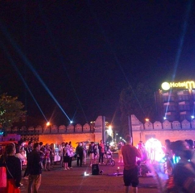 ชมแสงสีอลังการ ที่ ประตูท่าแพ เชียงใหม่