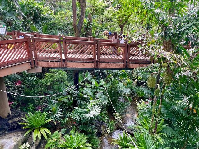 Edward Youde Aviary. 