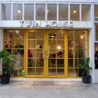 Twin Housemate Cafe