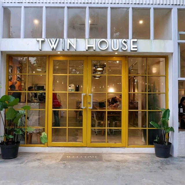 Twin Housemate Cafe