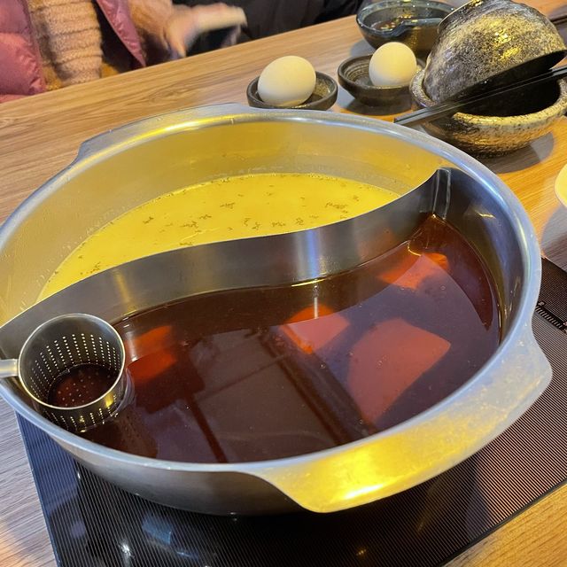 台北行天宮 撈啥鍋物🍲必品嚐特色火鍋湯底 南瓜牛奶🥛與中藥熬成麻辣湯底！