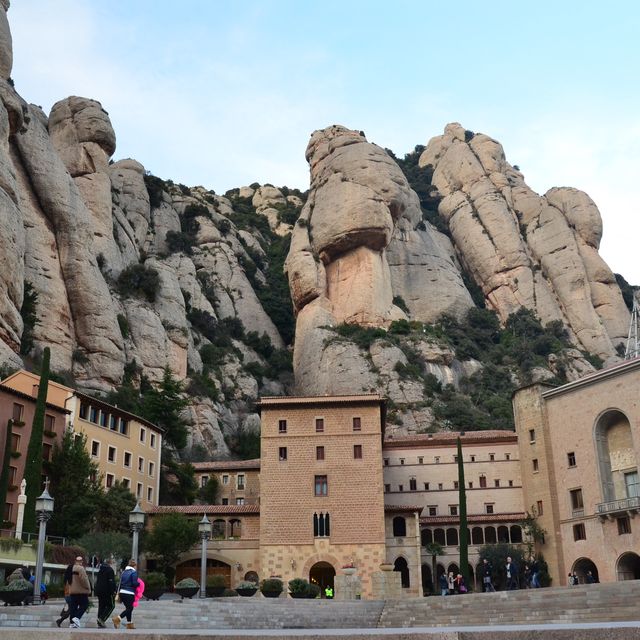 西班牙巴塞隆拿⛰奇特山峰MONTSERRAT