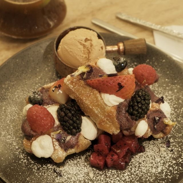 屋邨內的白色Cafe，配角奶茶雪糕好突出