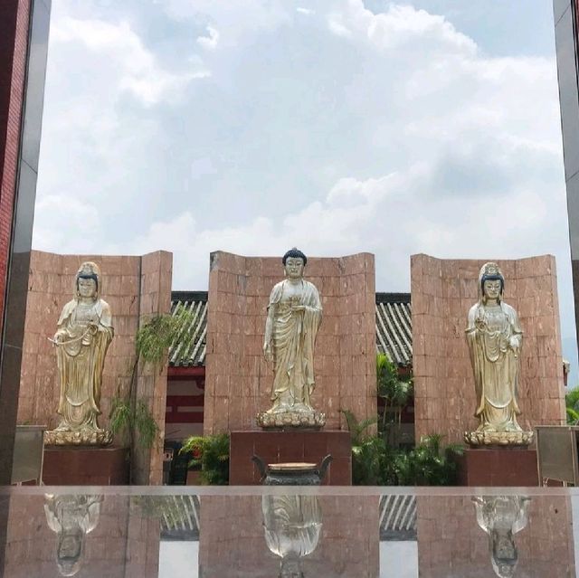 TEN THOUSAND BUDDHAS MONASTERY