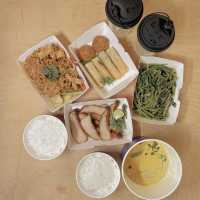 《 喂 ! 有 人 圍 住 餵 你 食 飯 好 威 水 》