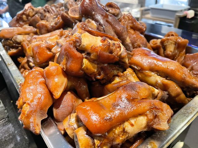[台北中山美食]隱藏四平商圈中的美味豬腳飯~富霸王豬腳｜肉香不肥超入味｜魯蛋必點｜用餐時間排滿滿