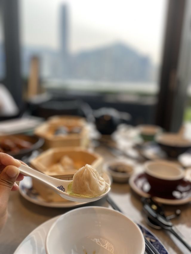 飽覽維港景色 享受特色中菜