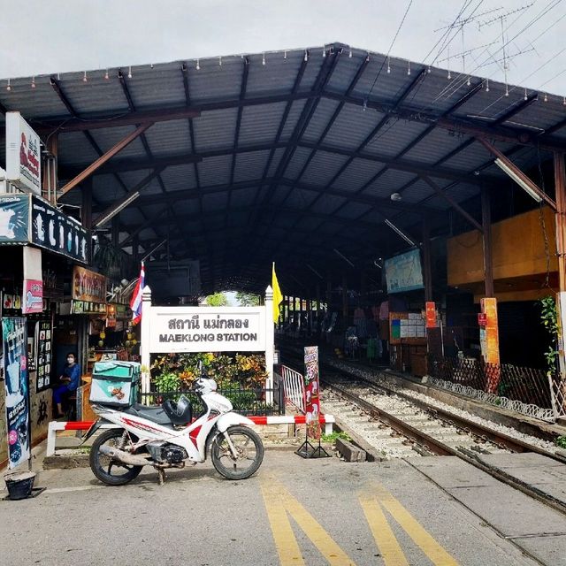 Famous Maeklong Station