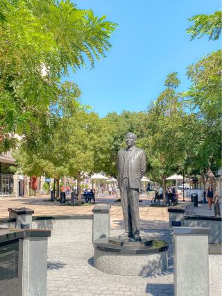 河畔有島山安昌浩雕像