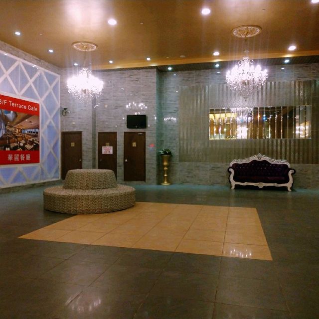 外表金碧輝煌的華美達海景酒店