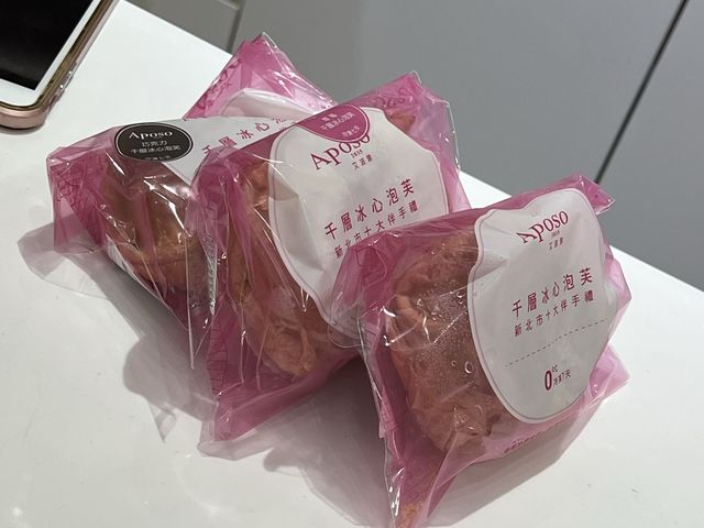 艾波索Aposo甜點｜太晚到，大多的蛋糕都完售，泡芙不錯吃