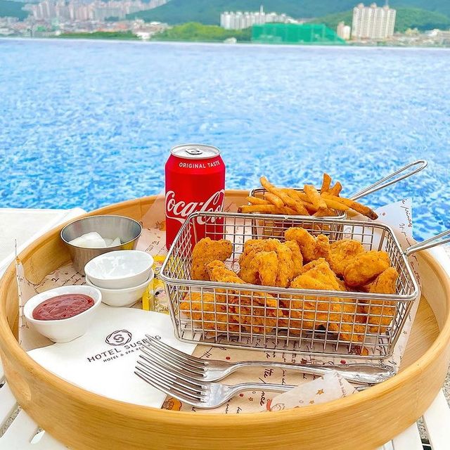수성못이 내려다 보이는 도심속 루프탑수영장 ‘호텔수성’