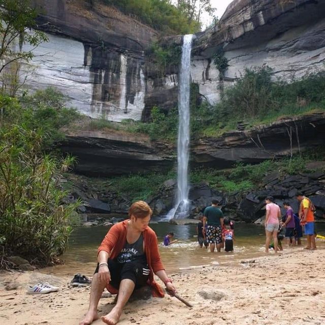 น้ำตกห้วยหลวง สวยงามอลังการ ใหญ่สุดในอีสานใต้